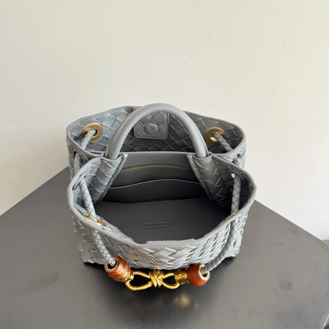 The new Andiamo batch of 3060 BV is shipped‼ ️The classic intercciato weaving process is used to create a soft bag, the metal knot is made of micro-cast aluminum using jewelry technology🪢, and the decorative beads are made of metal and hand-polished oak, allowing you to jump repeatedly between elegance and fun💃, making it unpredictable. Classic and versatile, it shows off your temperament, and the bag has a large capacity, making it very convenient for daily commuting! It has a variety of carrying methods, the shoulder straps can be adjusted by yourself, the original lambskin feels soft and delicate, and the unisex style breaks gender boundaries and brings a more practical and long-lasting use experience. The Andiamo, which has both elegant and casual styles, perfectly interprets the "fashionable old money style". Style number: 743568+wood hardware Color: slate gray Size: 25*22*10.5cm